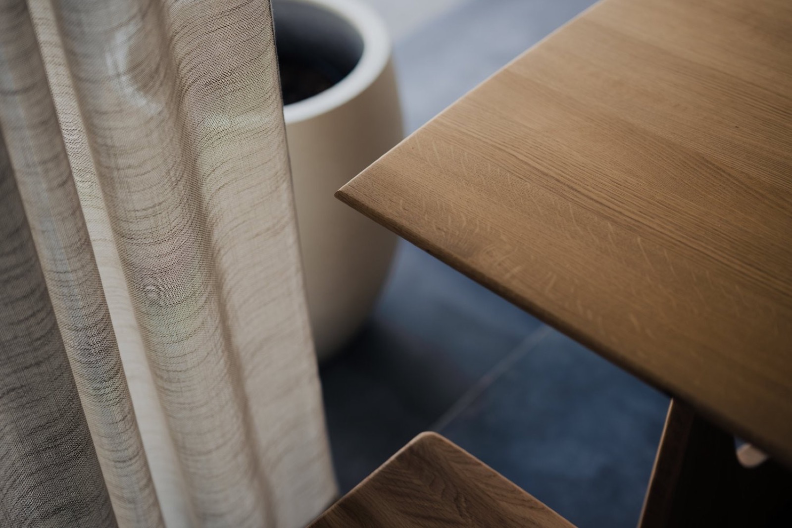 Detail van de houten tafel