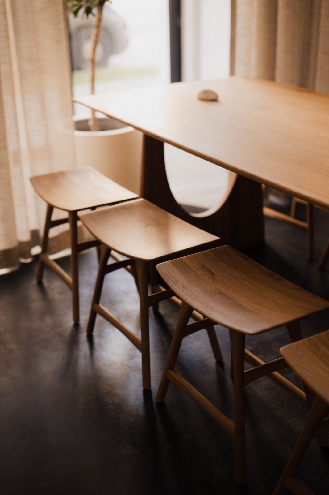 Houten stoelen en tafel